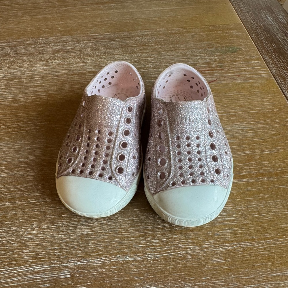 Native Shoes Pink Size 4T
